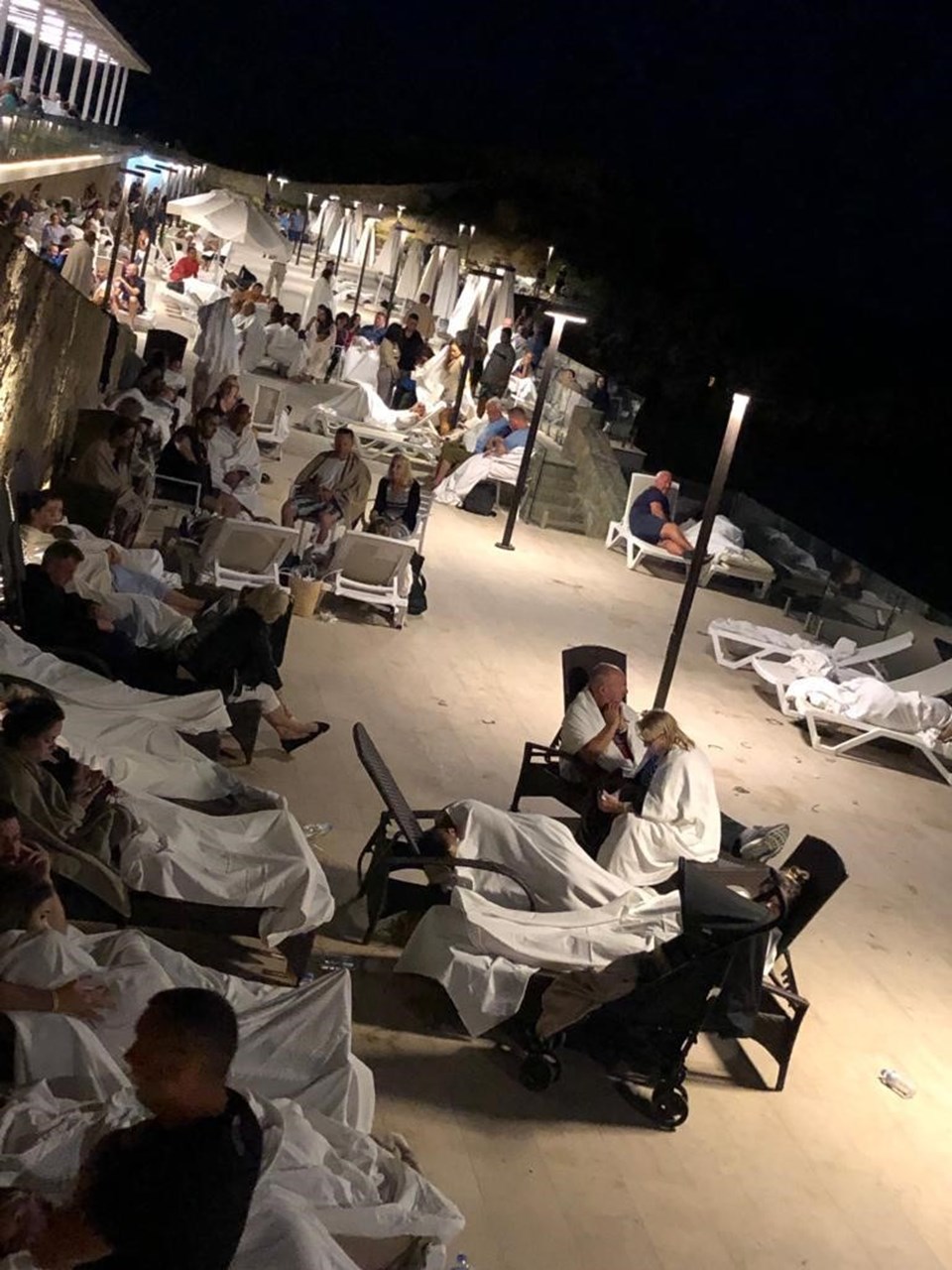 Patlamanın şiddetiyle yakınlardaki otelin camları kırıldı, asma tavanı çöktü. Otelde konaklayan turistler sahilde şezlonglar üzerinde sabahladı.