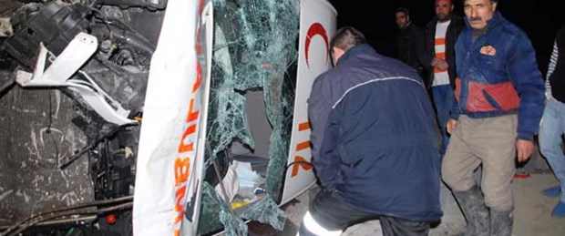 Ağrı'da ambulans devrildi: 4 yaralı