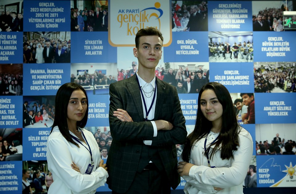 AK Parti'nin kuruluş tarihi olan 14 Ağustos 2001'de dünyaya gelen 18 genç, 18'inci kuruluş yıl dönümü etkinliklerine katıldı. Lise öğrencisi Ayşenur Döner (sağda), Gemi Mühendisi olmayı amaçlayan Ömer Faruk Çavuşoğlu (ortada) ve Aysel Karakehya (solda)