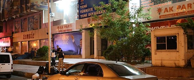 diyarbakır-akp-bomba-saldırı160815.jpg