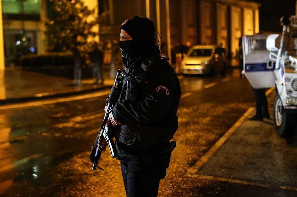 İstanbul Emniyet Müdürlüğü ve AK Parti İl Başkanlığı'na saldırı ile ilgili görsel sonucu