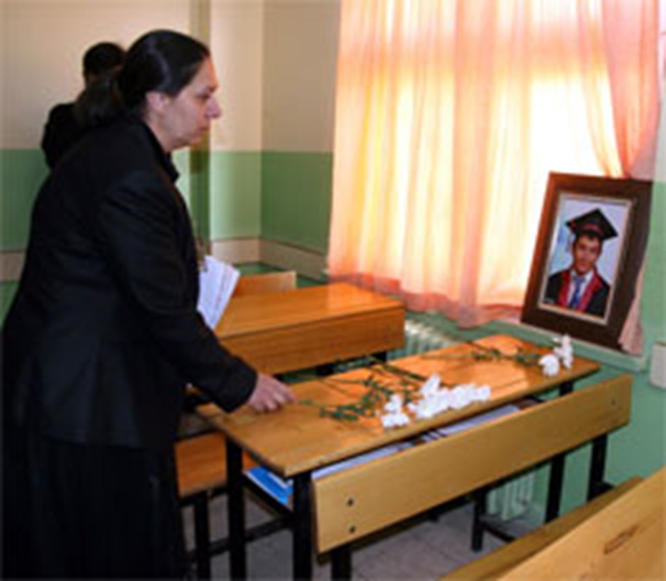 Gülderen Gültekin'in 'türbanlı aday' dediği Oya Eronat, 2009 yılı başlarında, Diyarbakır'da askeri aracın geçisi sırasında bir dershanede meydana gelen patlamada hayatını kaybeden Eren şahin'in annesi.