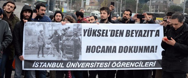 yargilanmaya-baslanan-akademisyenlere-adliye-onunde-destek_5200_dhaphoto3.jpg