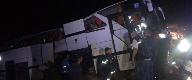 multecileri-tasiyan-otobus-devrildi-cok-sayida-yarali-var-1-_8537_dhaphoto3.jpg