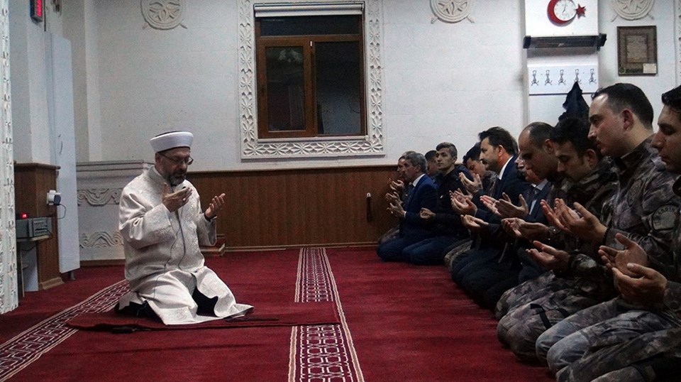 Mardin Emniyet Müdürlüğü'ne bağlı Özel Hareket Şubesi'ni ziyaret eden Erbaş, polislerle birlikte yatsı namazını kıldı.