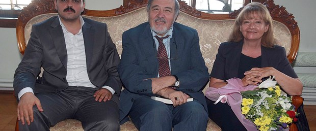 Alperenler İdil Biret’ten çiçekle özür diledi