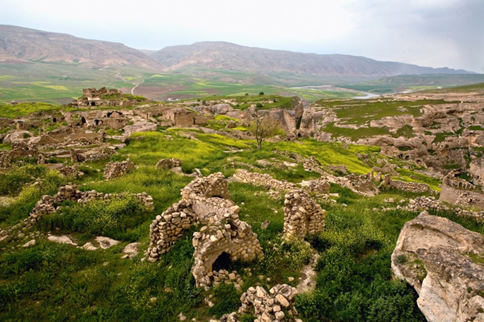 Yüzlerce yıllık geçmişinde çok sayıda uygarlığın gelip geçtiği Hasankeyf de definecilerin yol açtığı tahribattan nasibini almış.
