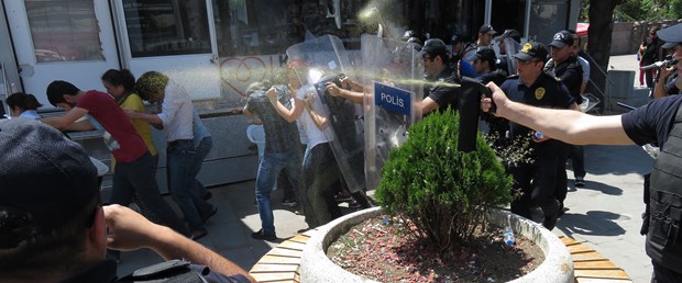baskentte-gulmen-ve-ozakca-eylemine-polis-mudahalesi_8328_dhaphoto3.jpg