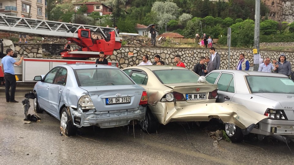 VALİ TOPACA: DÜKKANI VE ARACI ZARAR GÖRENLER HASAR TESPİTİ İÇİN BEKLESİN