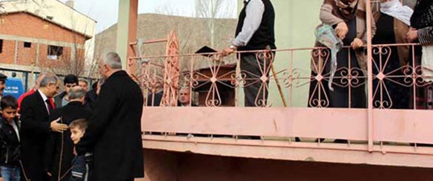 Annesi Bakan Ala'yı su dökerek uğurladı