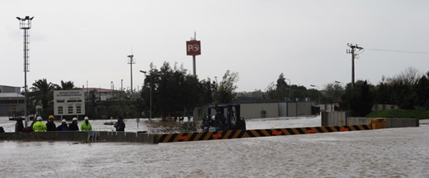 Antalya sağanak ve fırtınayla boğuşuyor