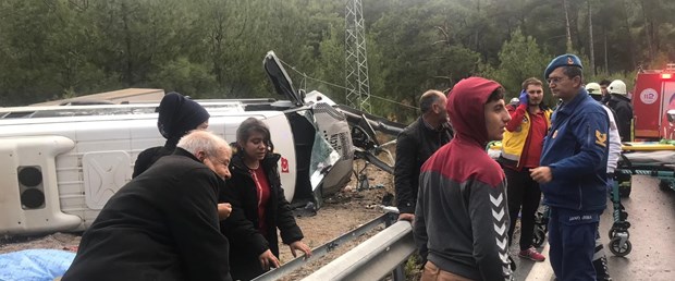 antalya otobüs devrildi.jpg