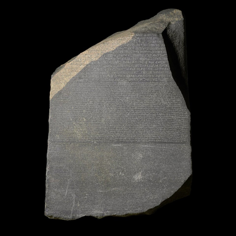 British Museum'da yer alan, M.Ö 196 yılına ait Rosetta Taşı. Antik Mısır dilini deşifre etmede kullanılan en önemli eserlerden biri olarak kabul ediliyor.