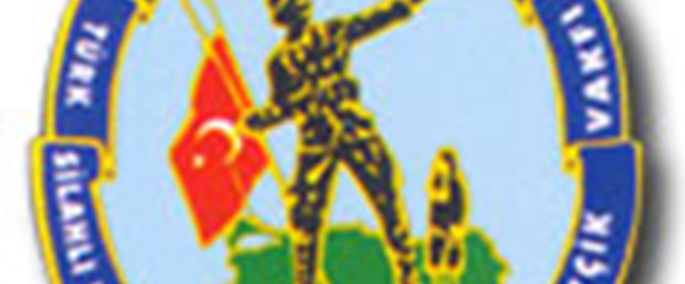 Aramaya askeri marşlı protesto