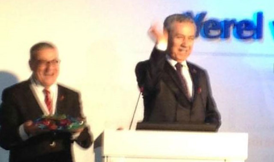 Arınç, mesir macunu atarken...