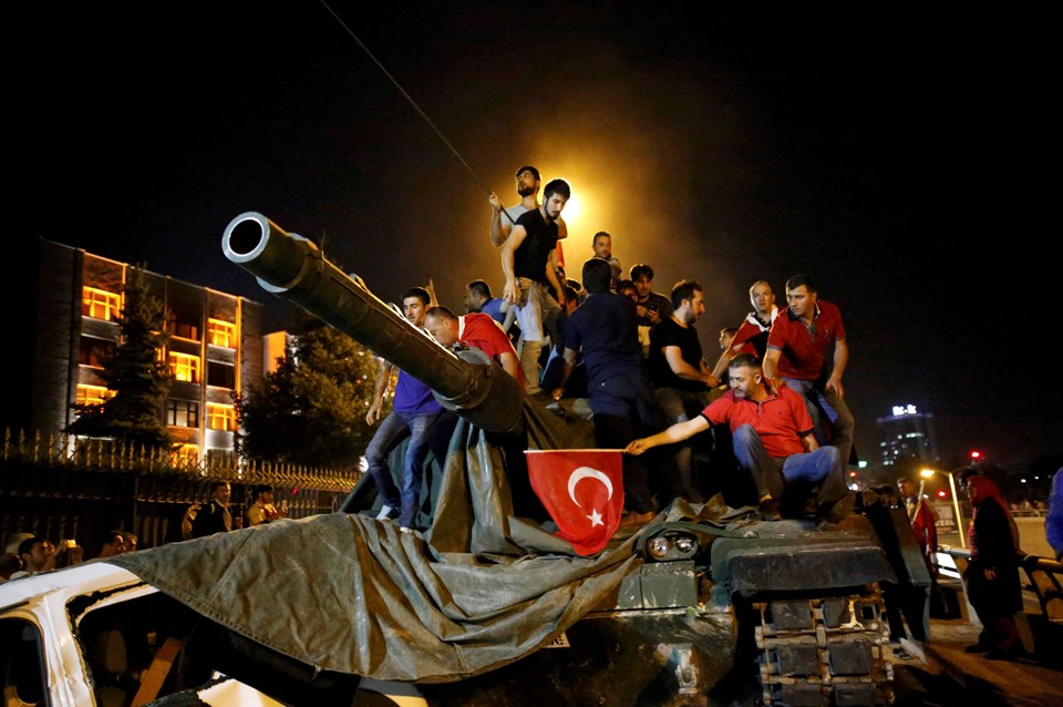 Cumhurbaşkanı'nın talebine cevap veren insanlar sokaklara döküldü. Sivil vatandaşların bazı tankları kontrol altına aldıkları görüldü.