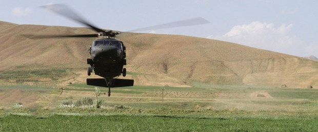 Askeri helikopter tarlaya indi