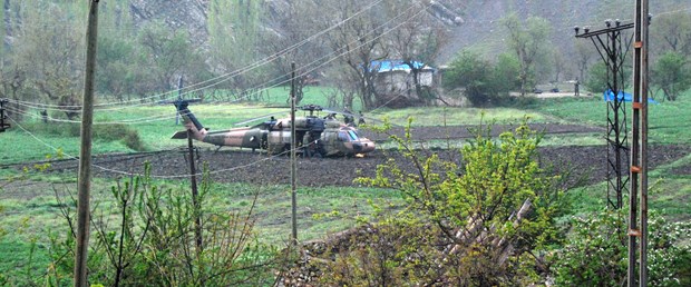 Askeri helikopter tarlaya zorunlu iniş yaptı