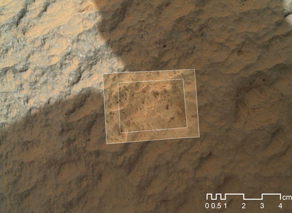 Curiosity'nin Mars'taki 47'nci gününde robotik koluyla dokunduğu ilk taşa yakın çekim.
