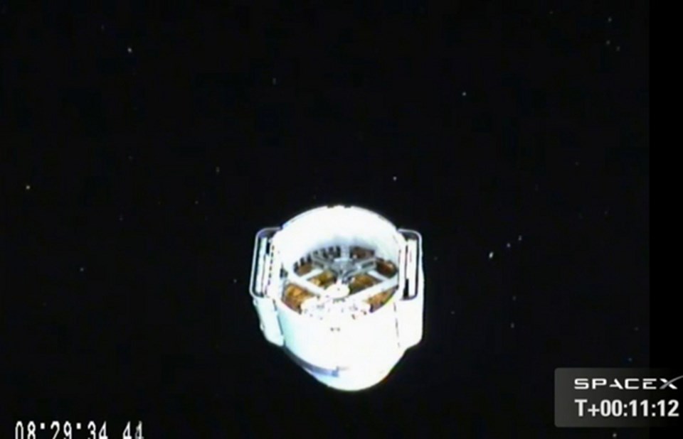 Dragon kapsülünün Falcon 9 roketinden ayrıldıktan sonra roket üzerindeki kameradan çekilen görüntüsü.