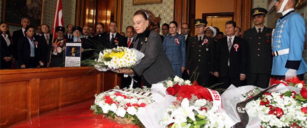 Atatürk Dolmabahçe'de de anıldı