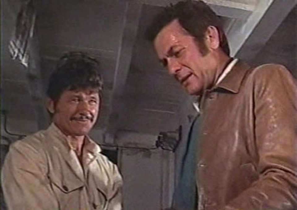 Filmin başrollerinde dönemin iki büyük yıldızı Tony Curtis ve Charles Bronson var.