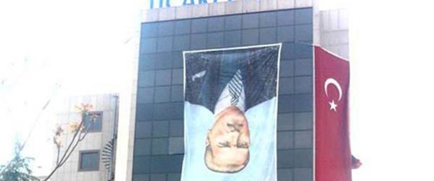 Atatürk posteri ters asıldı