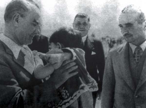 Ataturk'un çocuk sevgisi