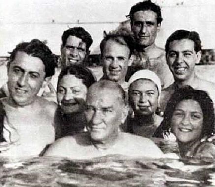 Ataturk'un çocuk sevgisi