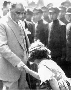 Ataturk'un çocuk sevgisi