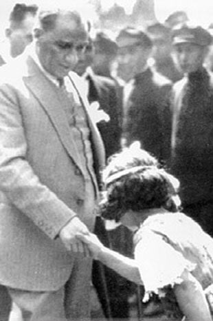 Ataturk'un çocuk sevgisi