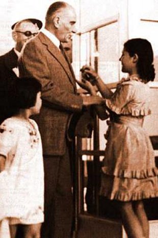 Ataturk'un çocuk sevgisi