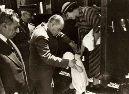 Ataturk'un çocuk sevgisi