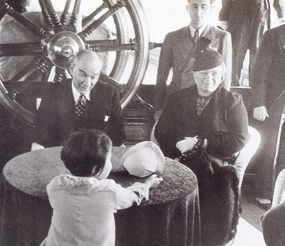Ataturk'un çocuk sevgisi