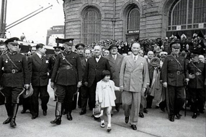 Ataturk'un çocuk sevgisi