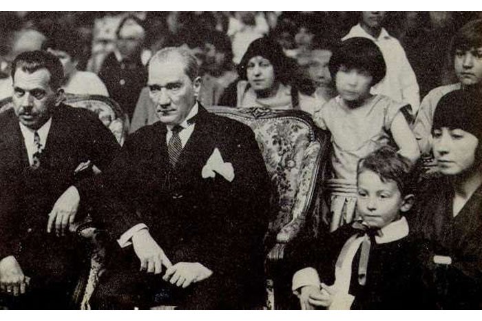 Ataturk'un çocuk sevgisi