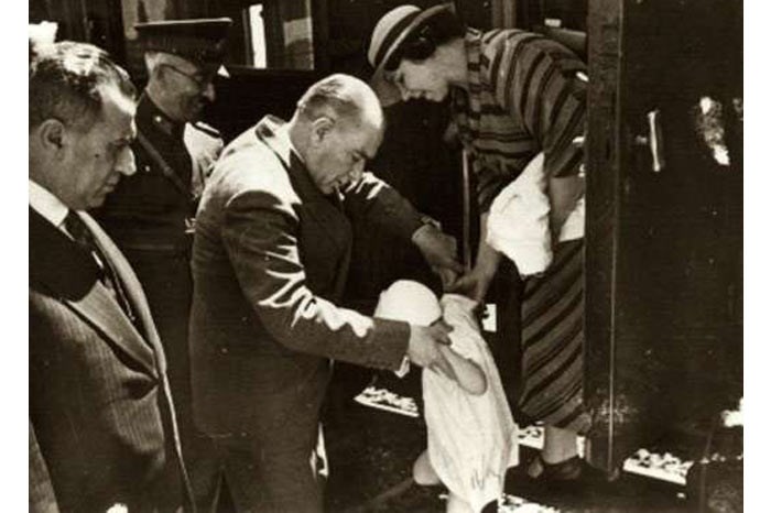 Ataturk'un çocuk sevgisi