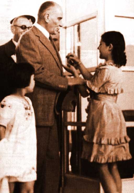 Ataturk'un çocuk sevgisi