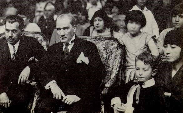 Ataturk'un çocuk sevgisi