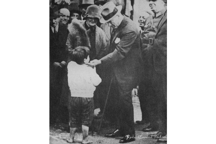 Ataturk'un çocuk sevgisi