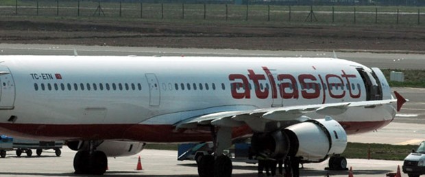 Atlasjet uçağına yıldırım çarptı