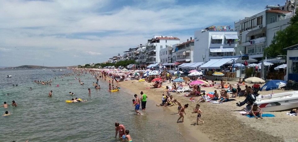 Otel ve pansiyonlarda yer kalmayınca plajlarda sabahlayanlar oldu.