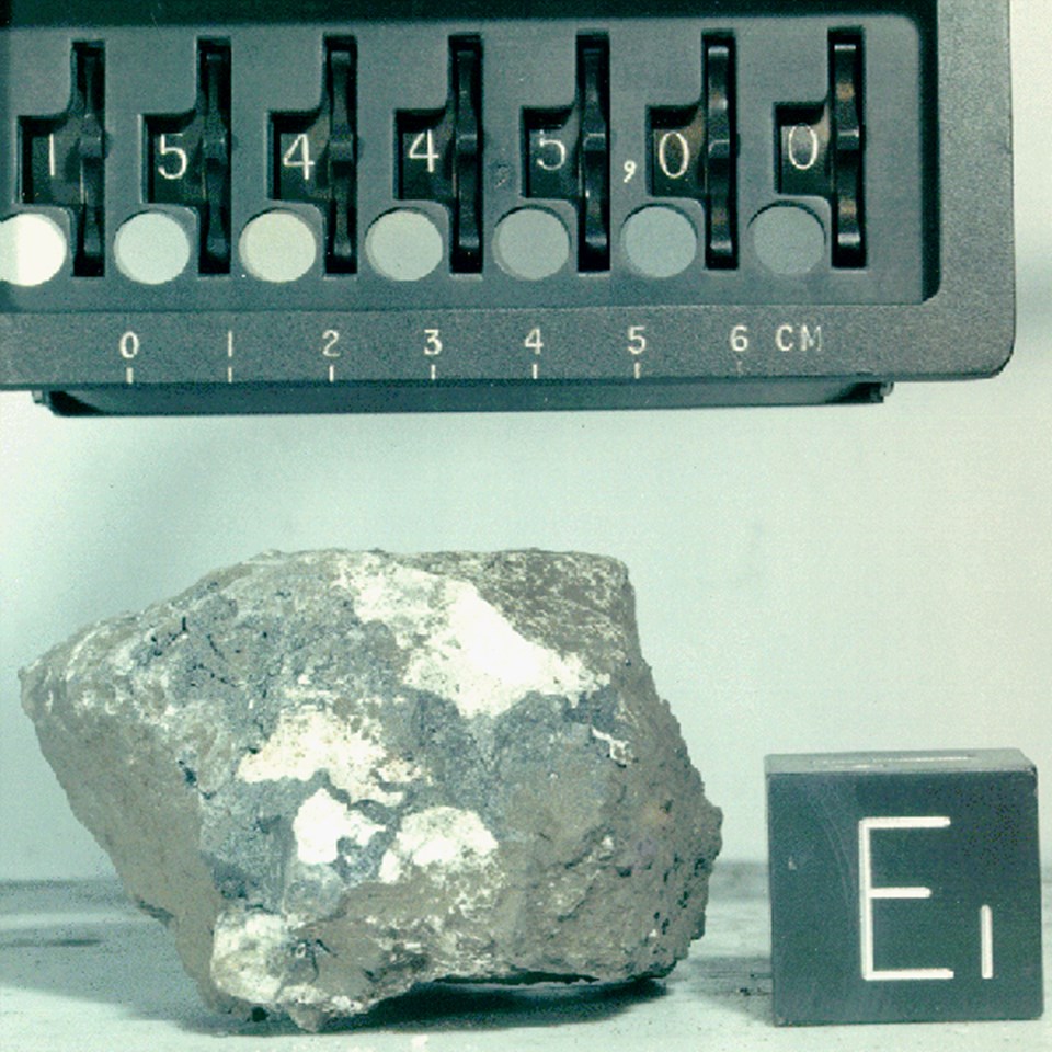 Apollo 15 görevinde bulunan yeşilimsi kaya.