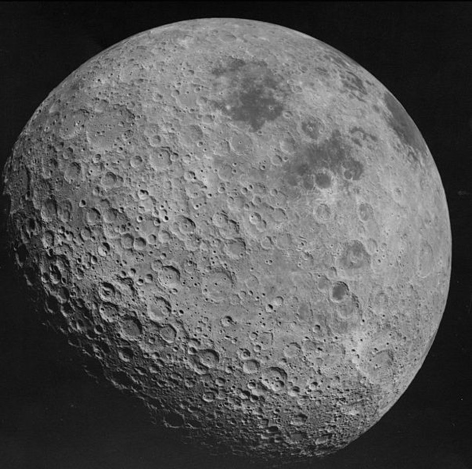 Apollo 16 görevinde çekilen Ay'ın karanlık yüzü.