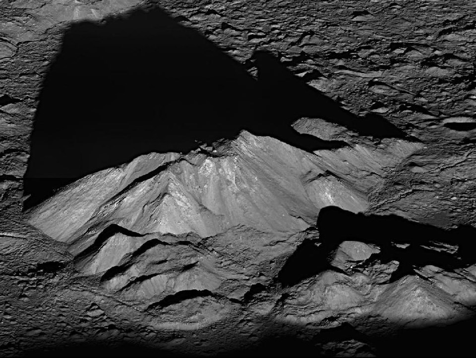 Ay'ın güneyinde yer alan 86 km genişliğindeki Tycho kraterindeki mineral tepeleri.