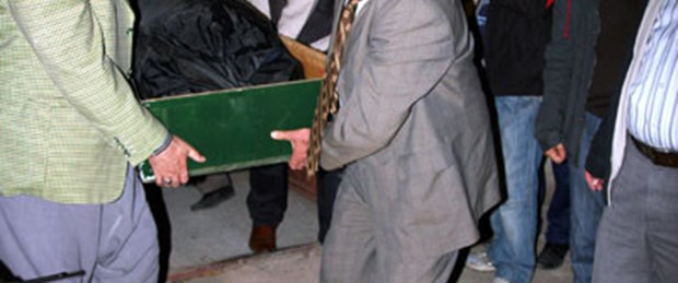 Babasını çekiçle öldürdü