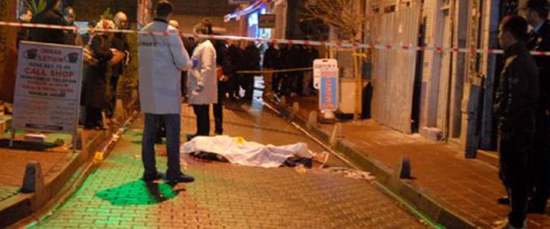 Babasını ensesinden bıçaklayarak öldürdü