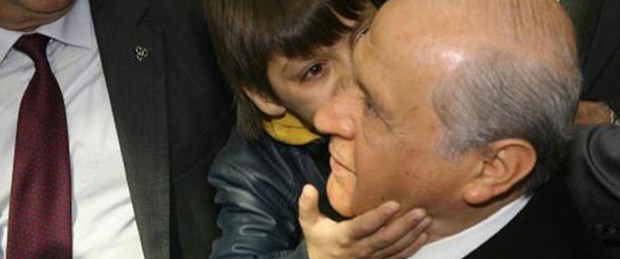 Bahçeli'ye moral öpücüğü