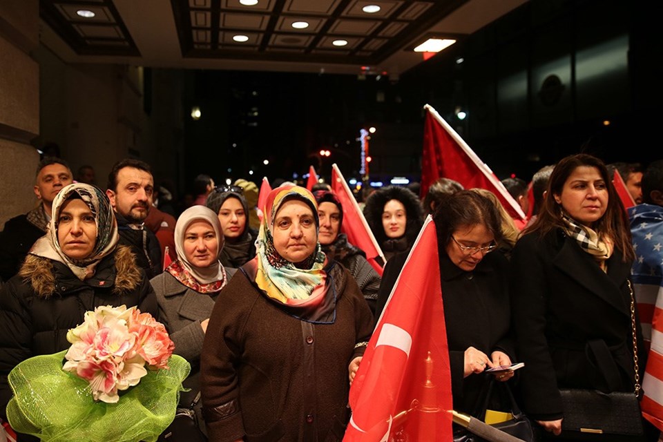 Bakan Kaya, kendisine destek vermek için toplanan Türk vatandaşları tarafından coşkuyla karşılandı