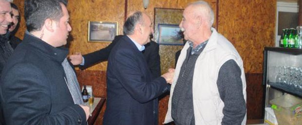 Bakan meyhaneye girdi